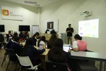 Summer Camp 2025 estudiantes prácticando el uso de tecnología