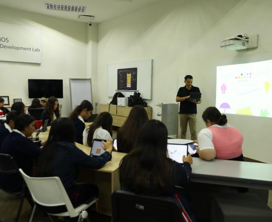 Summer Camp 2025 estudiantes prácticando el uso de tecnología