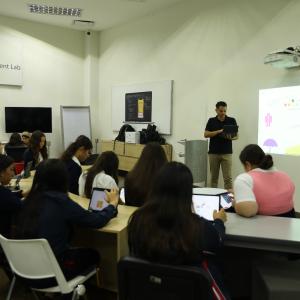 Summer Camp 2025 estudiantes prácticando el uso de tecnología